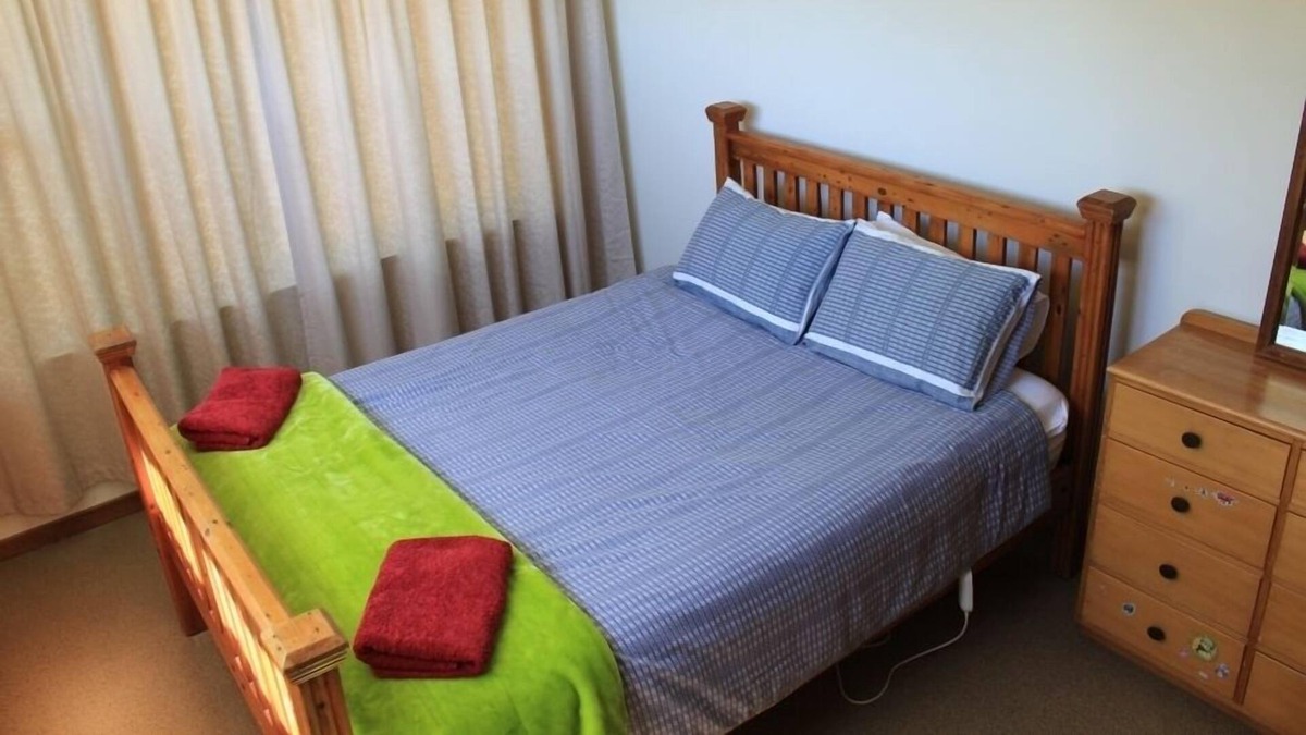 Ashburton House | Meg's Place - Free Wifi Sky TV warm and quiet.