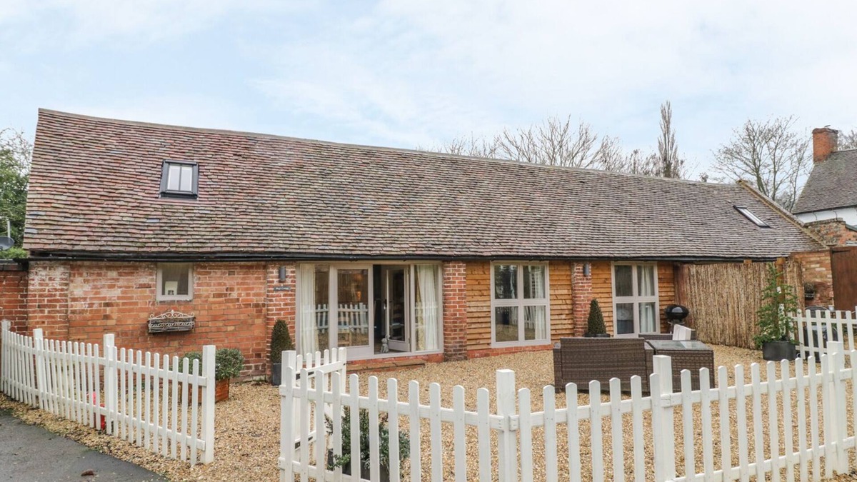 Tiddington Cottage | MEGS COTTAGE, family friendly, luxury holiday cottage in Tiddington