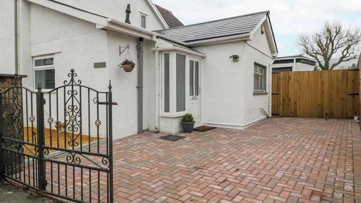 Hirwaun Cottage | MEILLION, pet friendly, with a garden in Hirwaun
