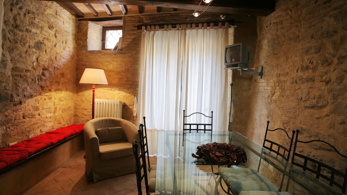 Montefalco Apartment | Melanzio holiday apartment with garden and swimming pool