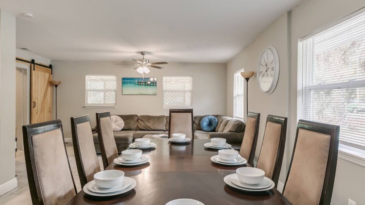 West Melbourne House | Melbourne 6 bed 2 bath-Sleeps 12 in BEDS-Centrally Located Fully Stocked Home