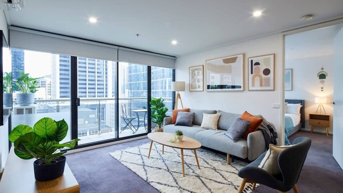 Melbourne Central Business District Apartment | Melbourne CBD Apartment: City Views Pool & Parking