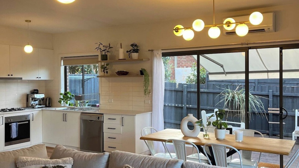 Oak Park House | Melbourne home, close to Airport & Train Station