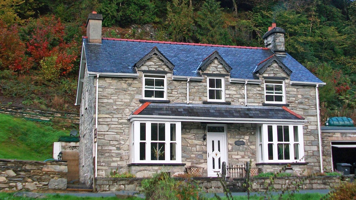 Capel Garmon House | Melin Pandy - Four Bedroom House, Sleeps 10