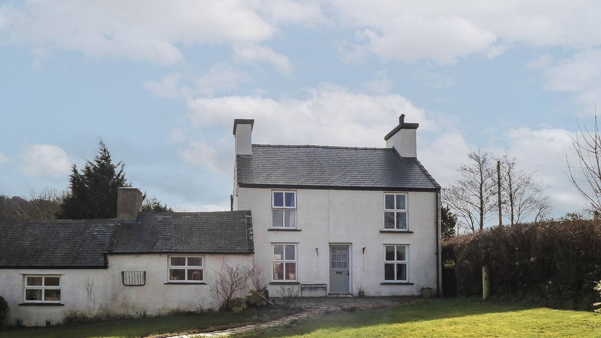 Dulas Cottage | MELIN RHOS FARM, pet friendly, country holiday cottage in Moelfre