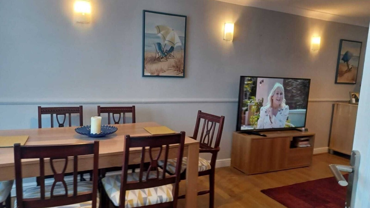 Dunstable House | Melo House-Grove-4 Bedroom (Luton)