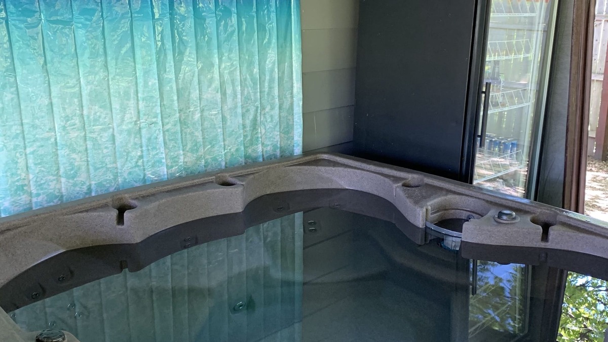 North Perry House | Melodic Forest~Hot Tub, Music Studio, Close to Wineries, Erie & Cleveland