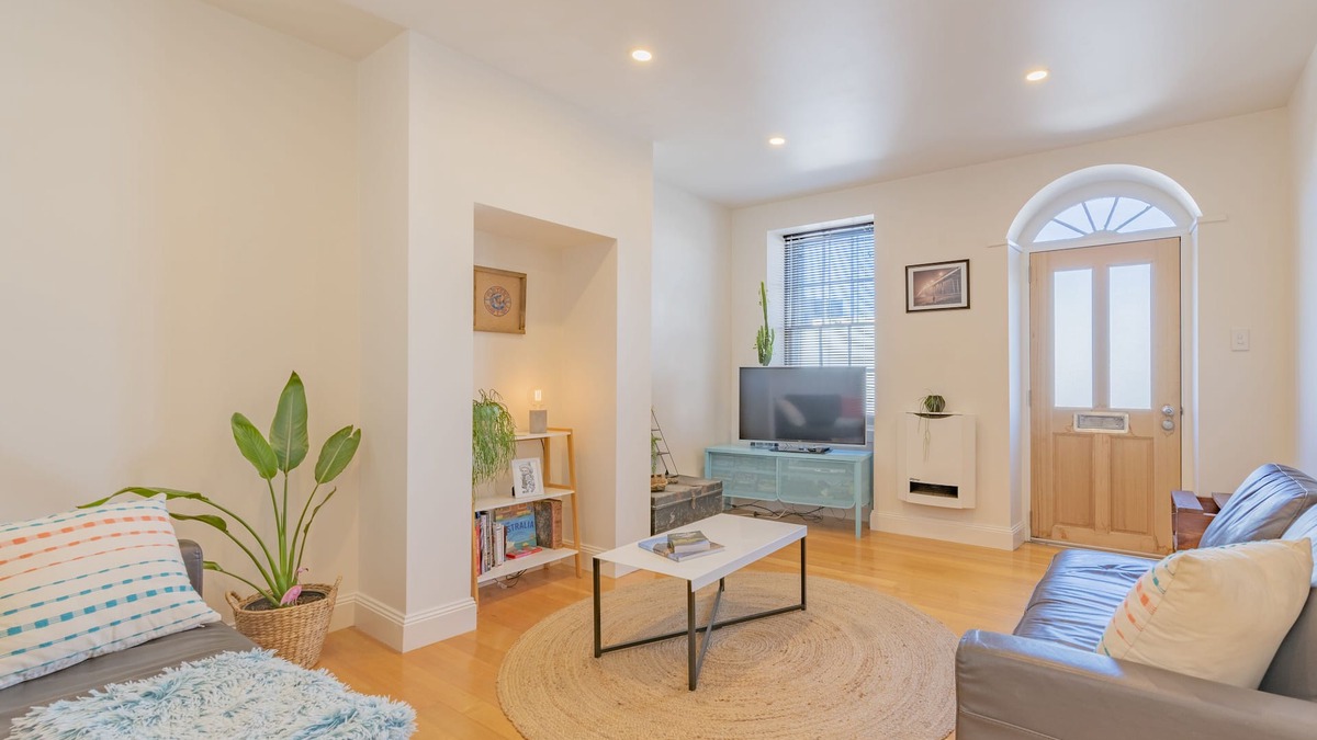 Hobart Central Business District House | MELVINGTON BOUTIQUE APARTMENT. STROLL TO TOWN (Discount Car Hire)