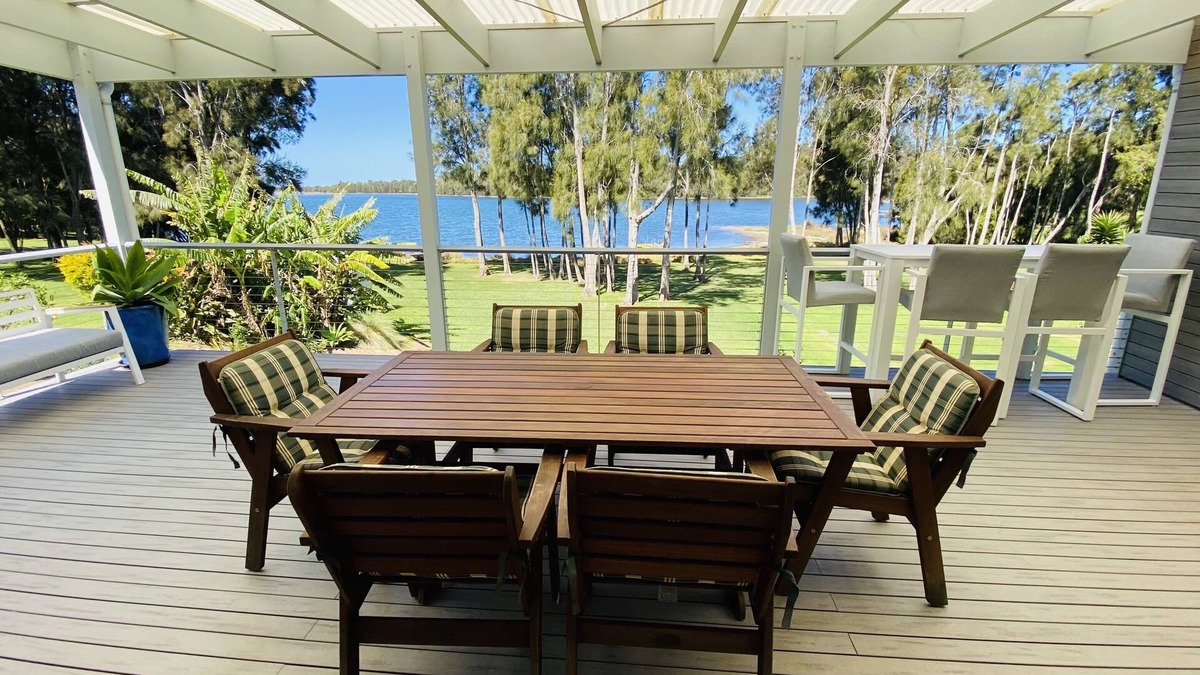 Dalmeny House | Memories Lakehouse at Dalmeny - pet friendly, waterfront, Sunday check out 3pm!