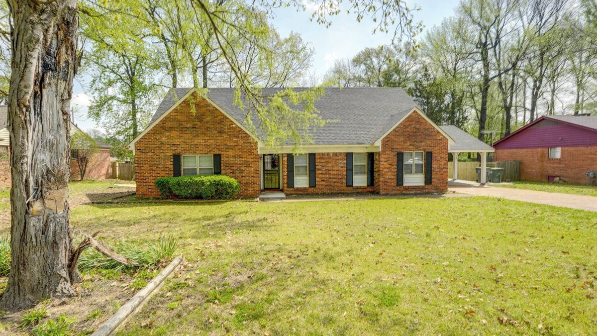 Whitehaven Cottage | Memphis Vacation Rental - Walk to Graceland!