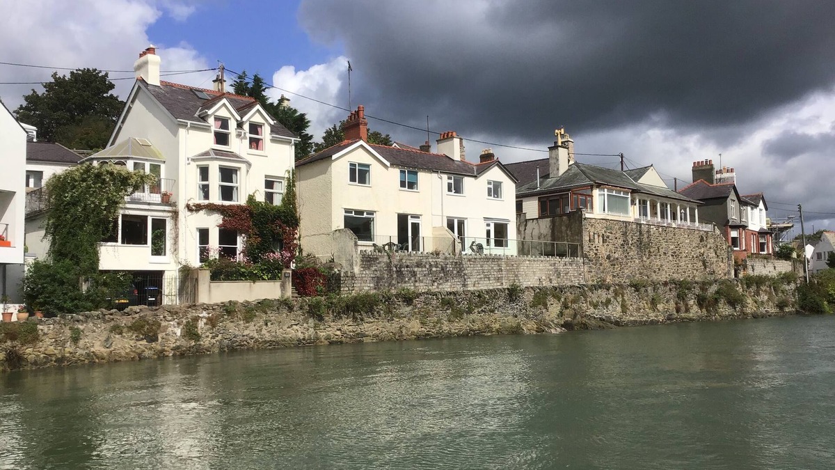 Bangor House | Menai Bridge Lovely seafront cottage with beautiful views of the Straits