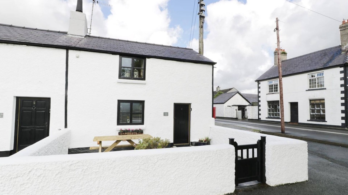 Brynsiencyn Cottage | MENAI COTTAGE, pet friendly, character holiday cottage in Brynsiencyn