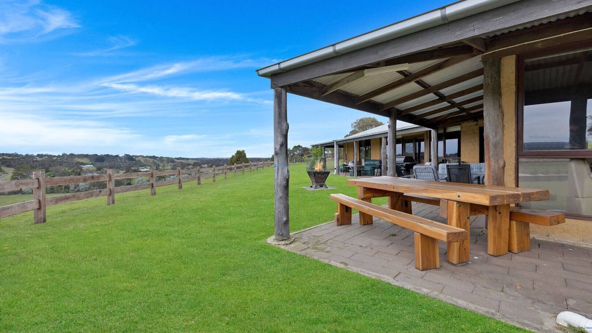 Bumberrah House | Meningie Homestead: Enjoy a country getaway on the banks of the Tambo River