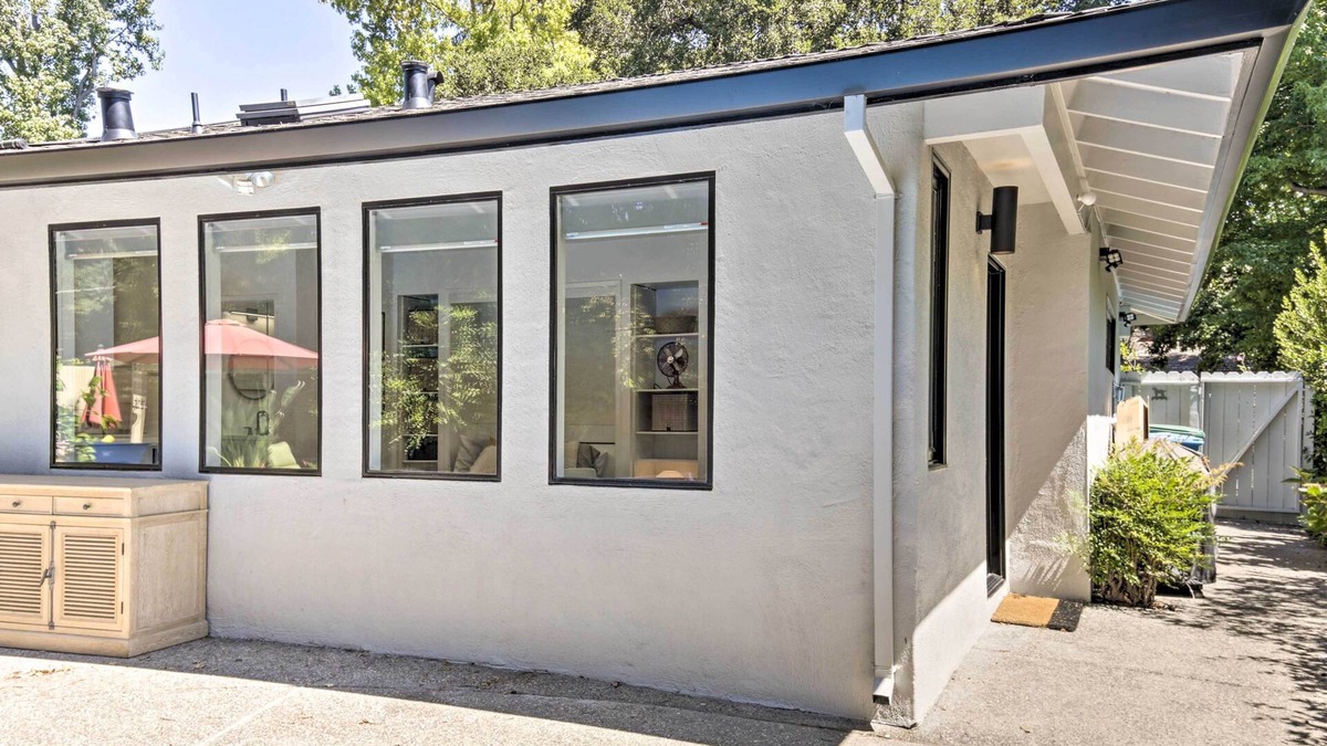 Linfield Oaks Apartment | Menlo Park Studio ~ 2 Mi to Stanford University