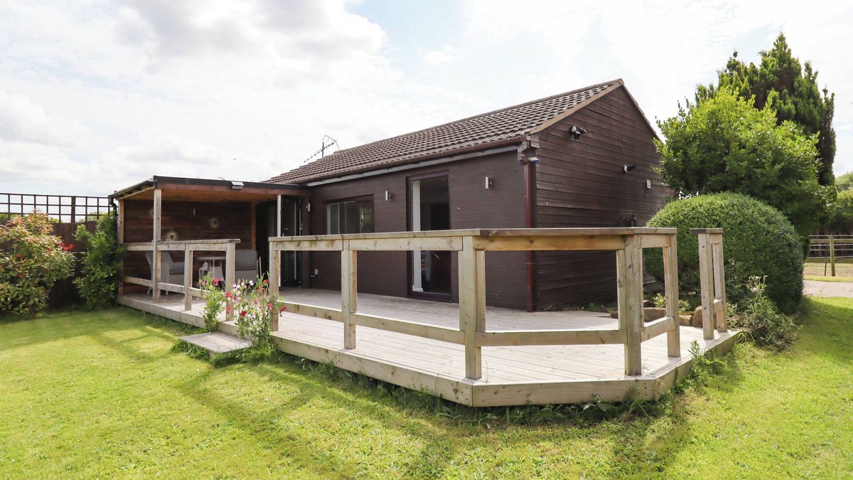 Hoylake Cottage | MEOLS HOLIDAY LODGE, romantic, country holiday cottage in Meols