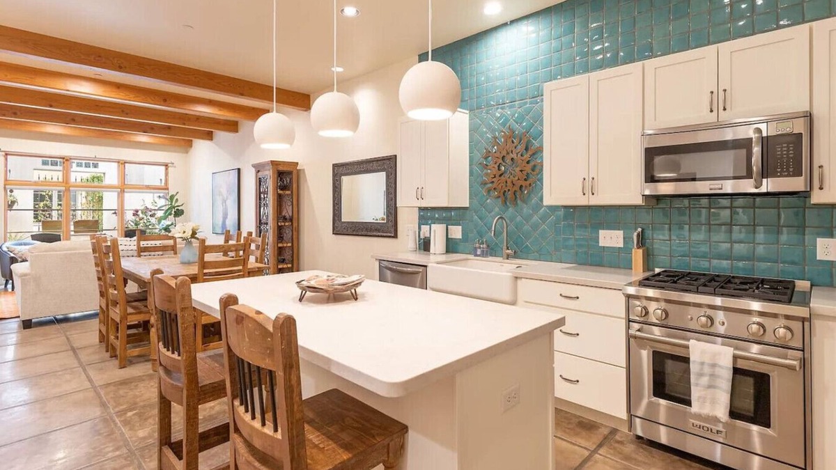 Menlo Park House | Mercado San Agustin | 2 BR 2.5 BA | Garage | Patio