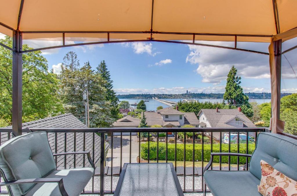 Mercer Island House | Mercer Island- Mt Saint Helens Room
