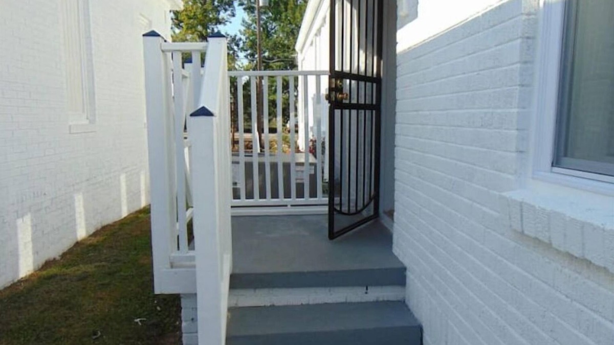 Anniston Apartment | MercyBungalow #2 with king sized bed and shower room
