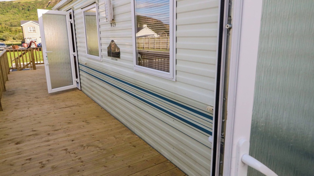 Limavady Cottage | MERIC STONE HOLIDAY LETS CARAVAN 2, family friendly in Castlerock