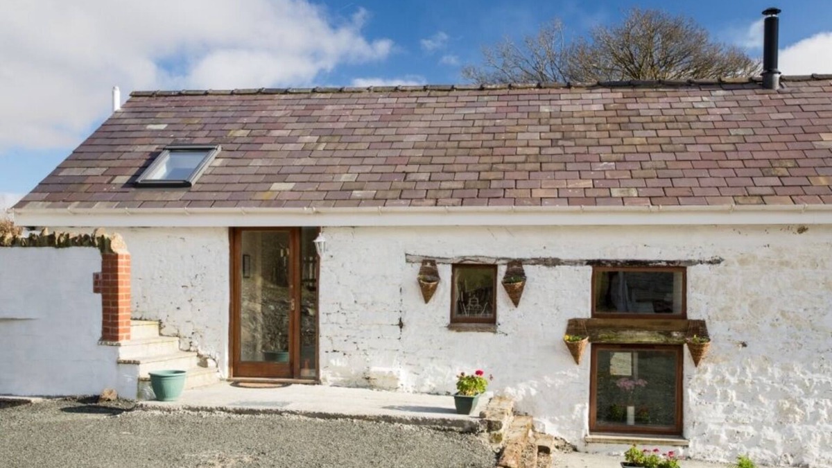 Llandovery House | Merlin Cottages: 4* High Barn, Games Room, Sleeps 4