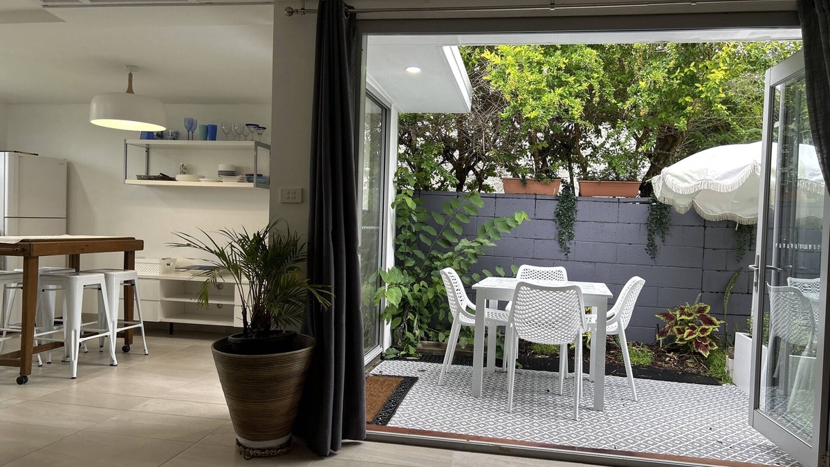 Mermaid Waters Villa | Mermaid Beach Pet-Friendly Cottage - walk to the beach, cafes, and woollies.