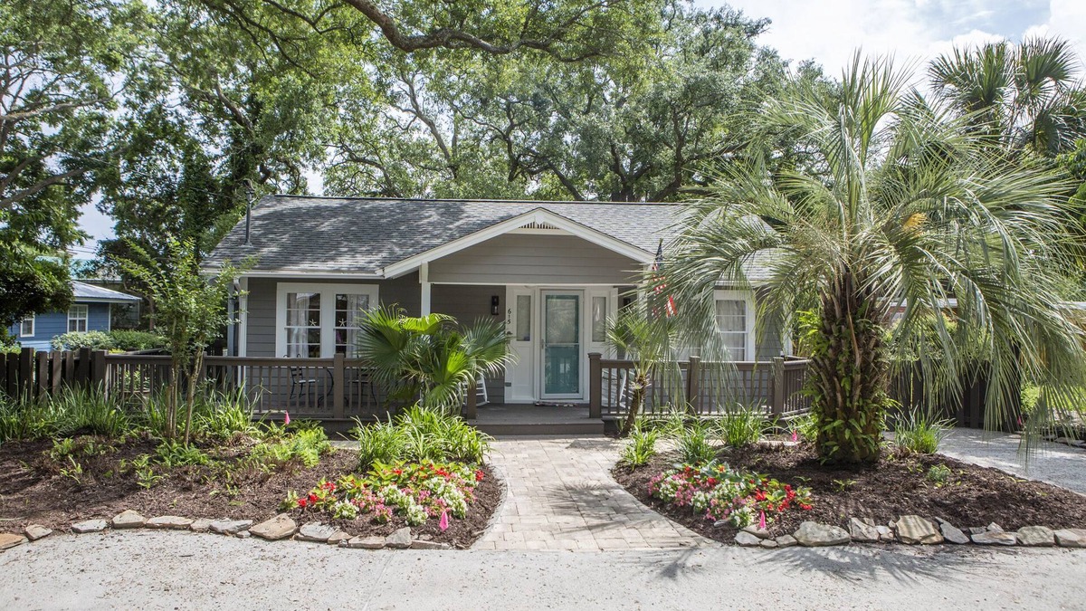 Saint Simons Island Cottage | Mermaid Cottage Priv Heated Pool! 4th Night Free September and October!