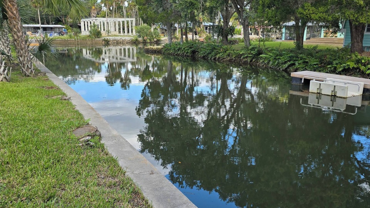 Weeki Wachee Gardens House | Mermaids Hideaway on the banks of beautiful waterways