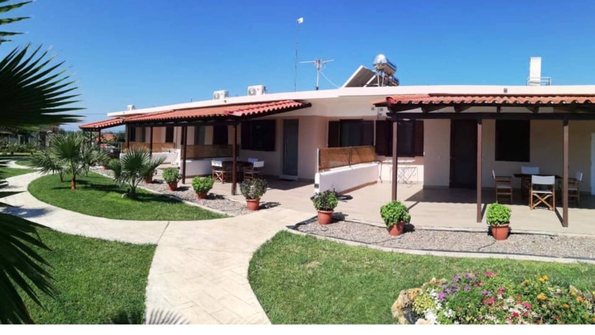 Pineios Apartment | 'Merovili Apartment 3' close to the Sea with Garden & Wi-Fi