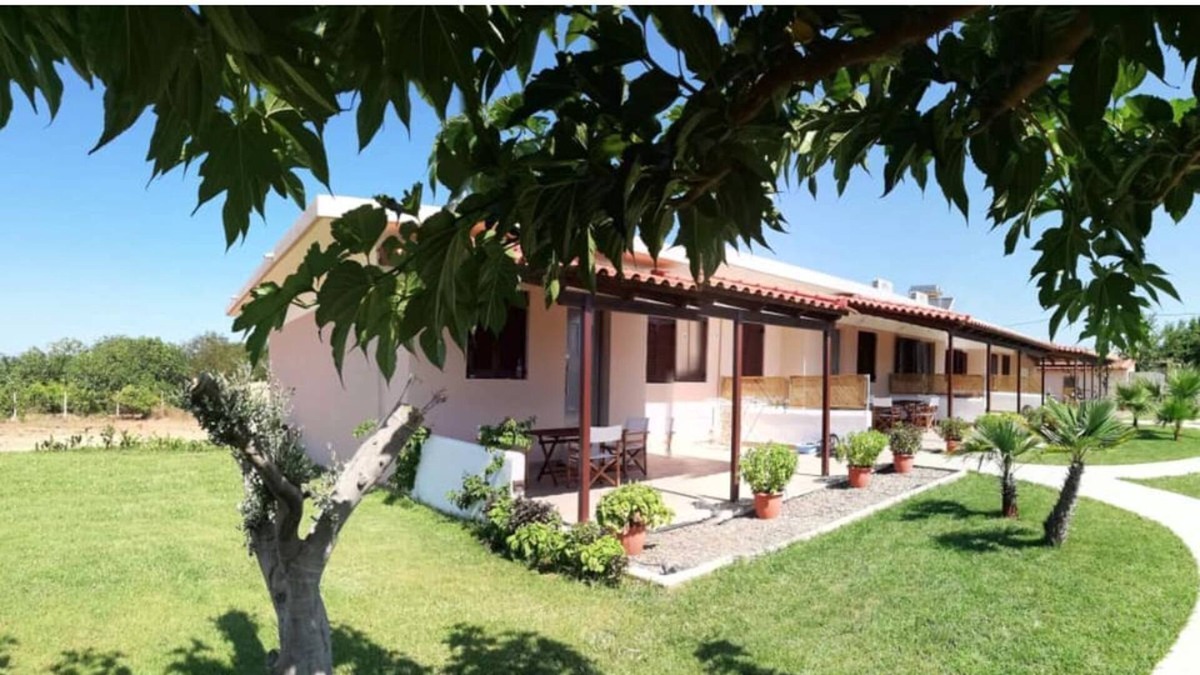 Pineios Apartment | 'Merovili Apartment 1' close to the Sea with Garden & Wi-Fi
