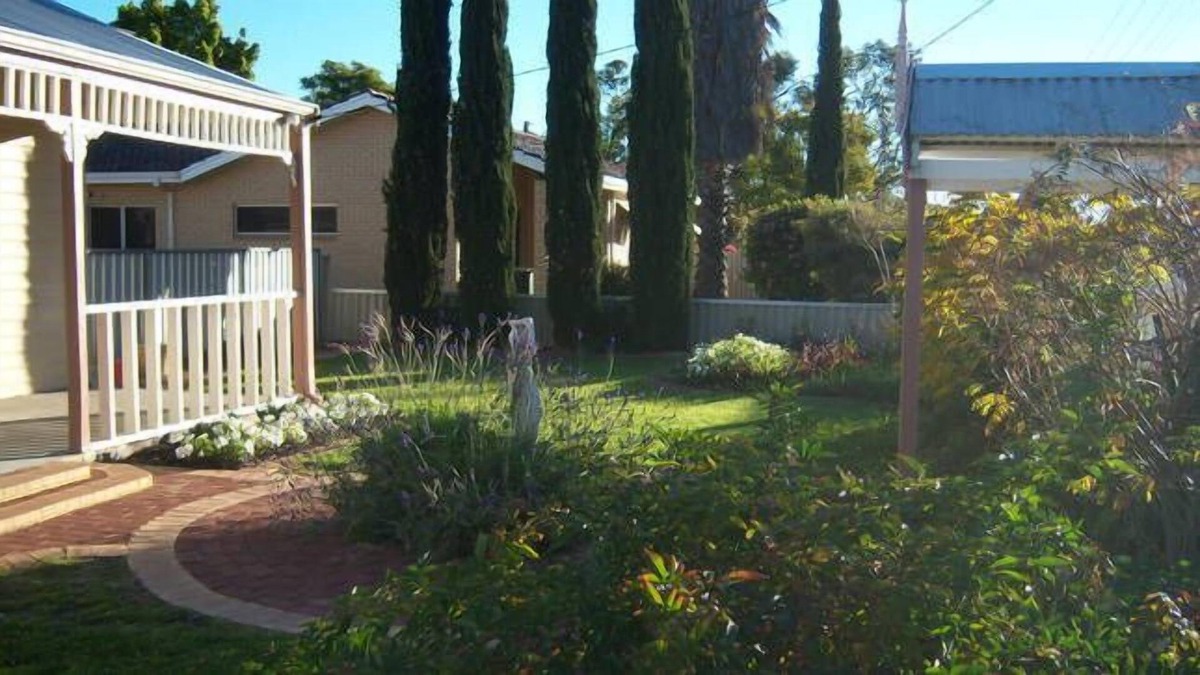 Merredin House | MERREDIN ACCOMMODATION COTTAGE :WIFI & Foxtel incl. 2 min walk to Shops
