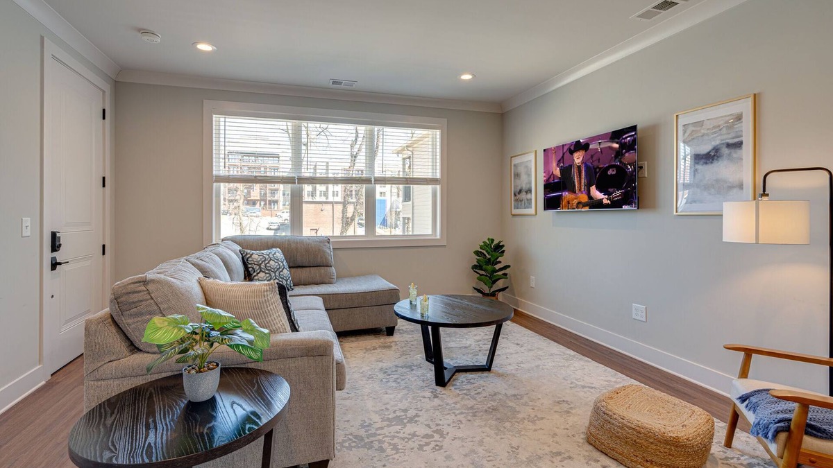 Melrose House | Merry Melrose -Mins to Broadway- Sleeps 6