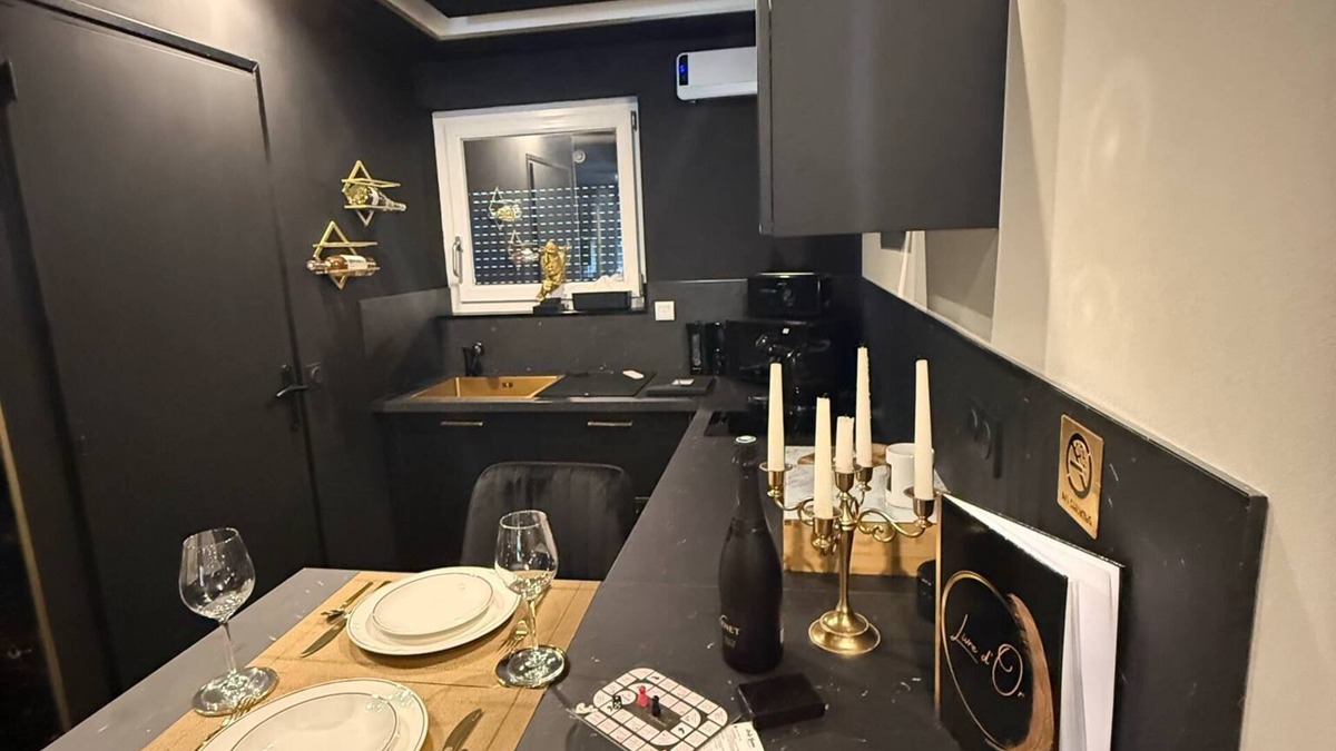 Miniac-Morvan Apartment | Mes petits secrets love room in Miniac-Morvan with private Jacuzzi