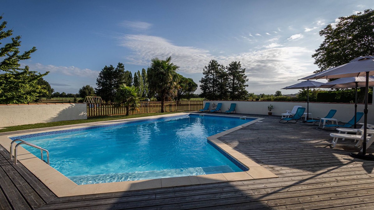 Saint-Simon-de-Pellouaille Cottage | Metal, Gîte de Charme, Climatisé, Piscine et Grand Terrain, 30 Minutes de Royan