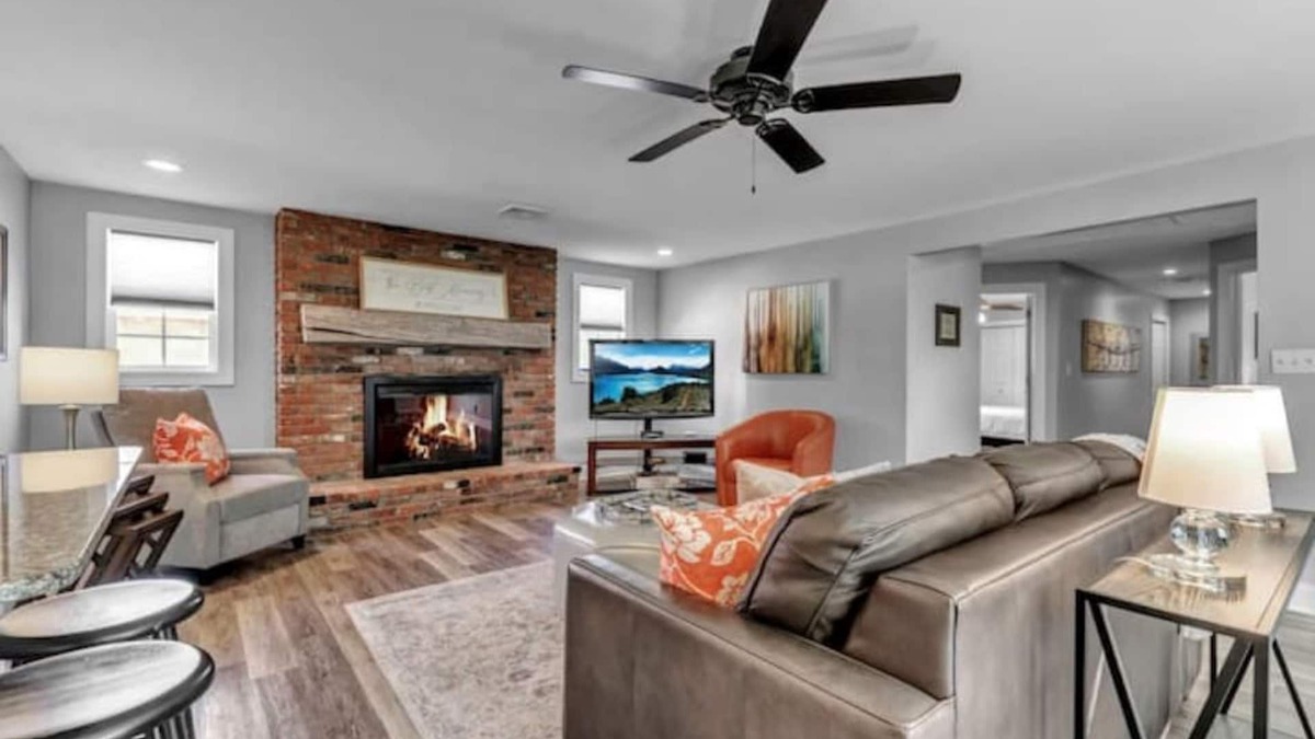 Clarence Apartment | Meticulous Main St. Ranch 2 Bedroom Luxury Apt. Rear Unit