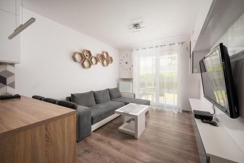 Gorce Apartment | Metro Bemowo Apartment with Garden