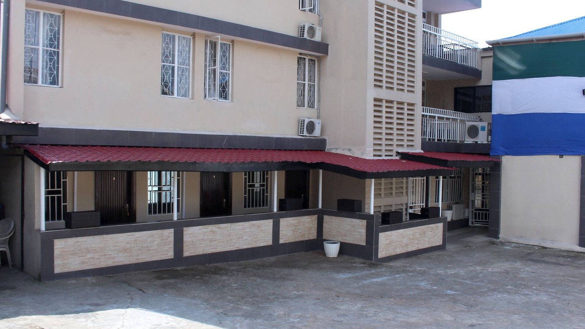 Freetown Cabin | Metro Hotel & Lounge