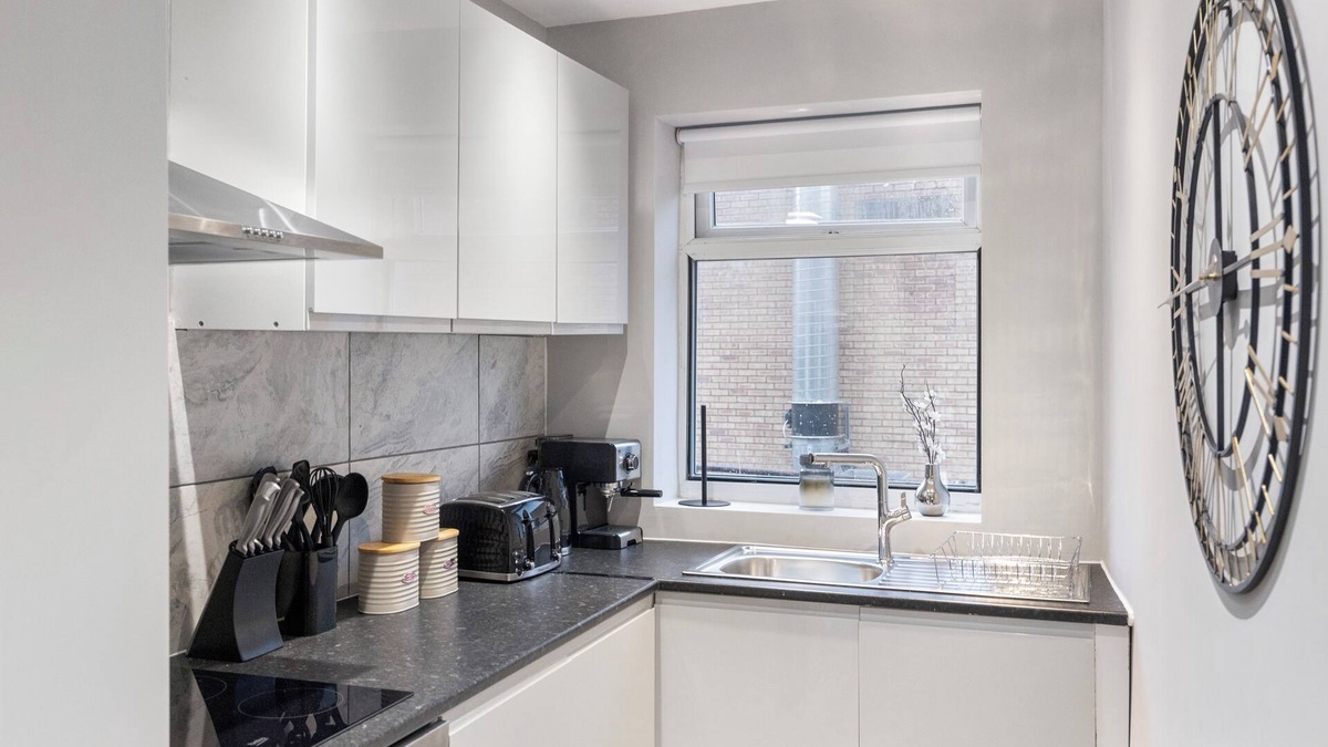 Harrow Apartment | Metropolitan Living: Sleek 3BR with Vibrant Flair