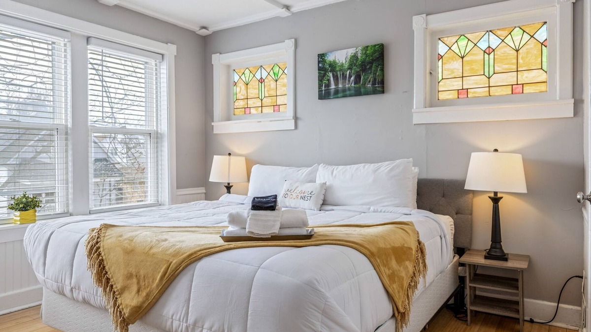 St. Louis Apartment | Metropolitan Retreat by StayLage