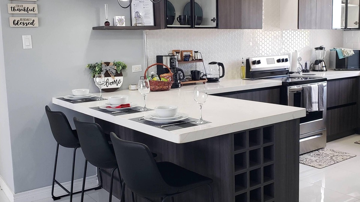 Norbrook Apartment | Metz Manor: Charming 2-bedroom apartment with WiFi and AC in Manor Park Kingston