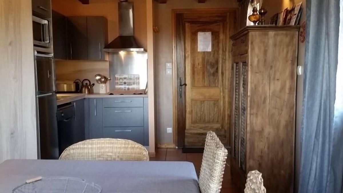 Gap Apartment | Meublé N°5 - Le Grenier-Apartment-Ensuite with Bath-Garden view