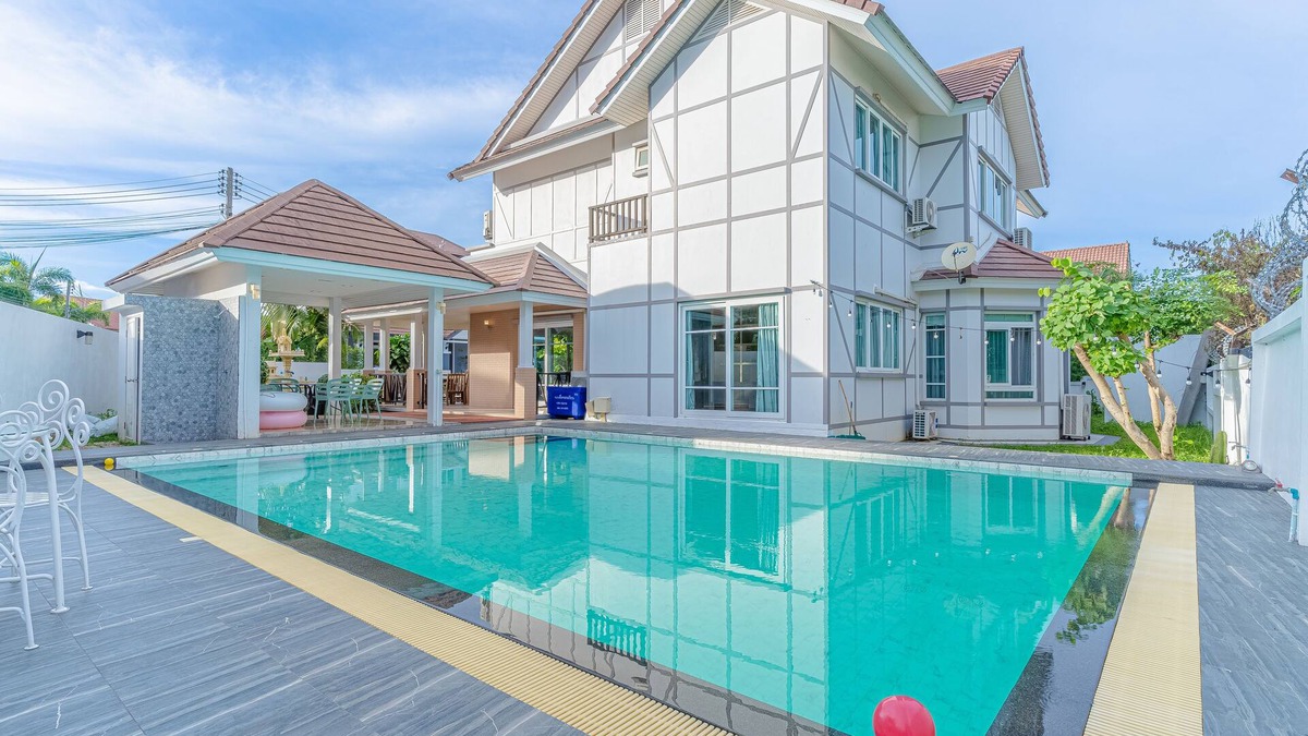 Central Pattaya Villa | Mew pool villa pattaya. 10-15mins to beach and walking street.