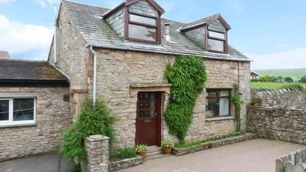 Pooley Bridge Cottage | MEWS COTTAGE, with a garden in Pooley Bridge