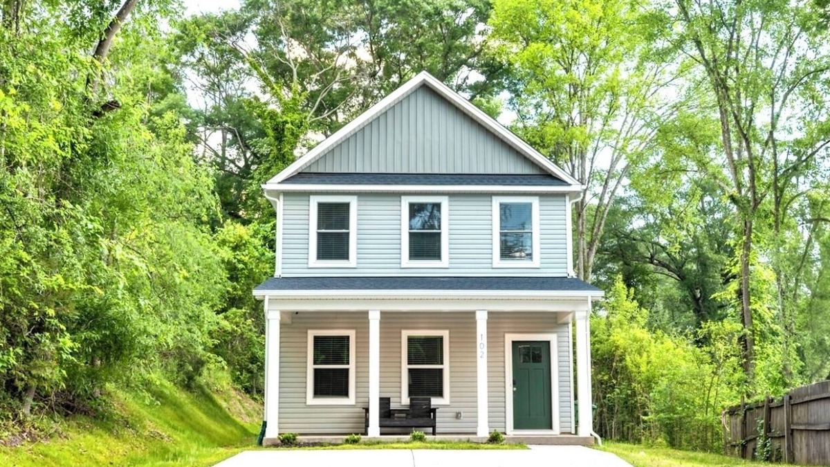 Mount Holly House | MH close to Charlotte airport, White Water Center