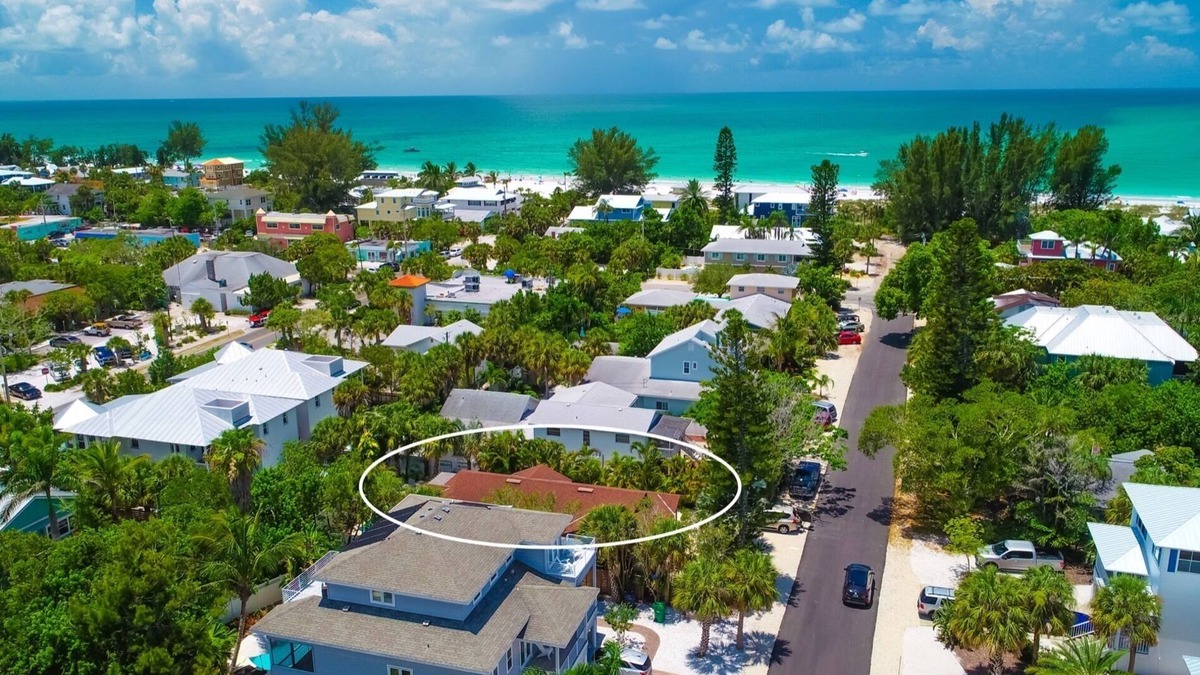 Anna Maria Villa | MI Oasis Getaway! Just 200 Steps to the Beach on a very quiet street
