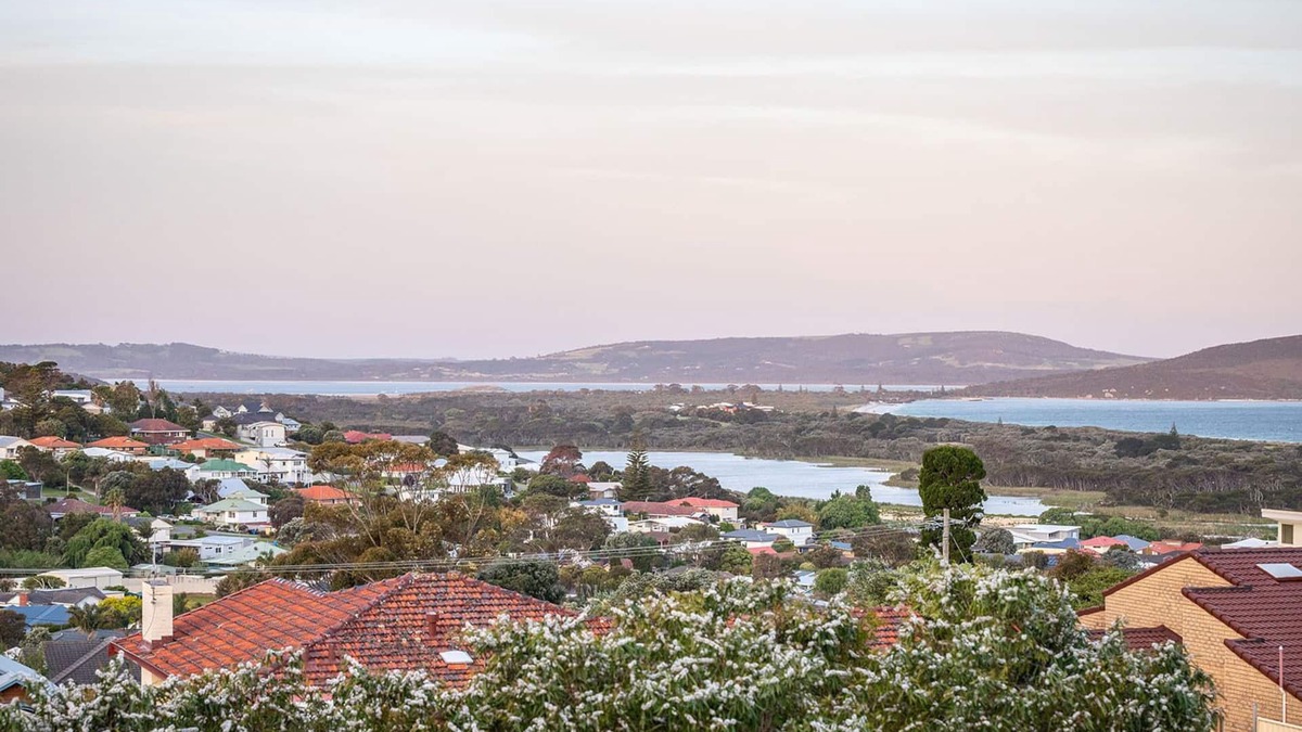 Mount Clarence House | MIA AMORE, ALBANY. COSY HOME WITH VIEWS, CENTRAL TO BEACHES AND CITY