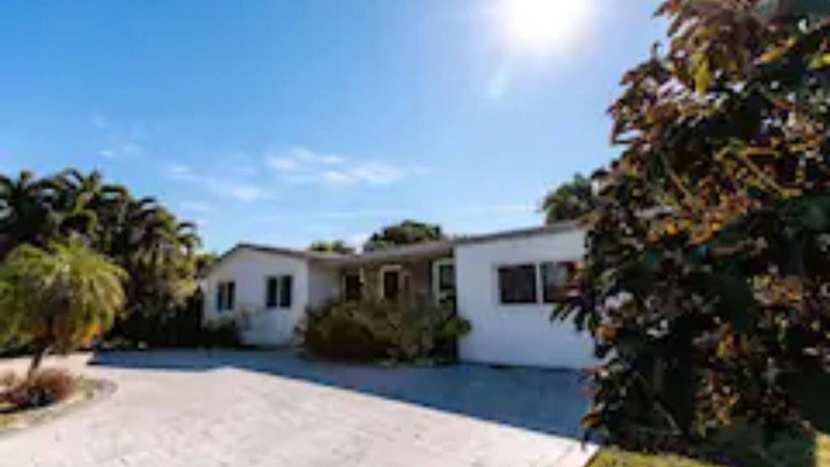 Ives Estates House | Miami Aventura House Close to Hard Rock Stadium