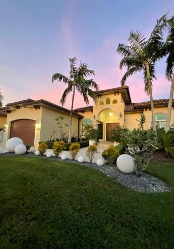 Reddick Villa | MIAMI LUX Villa 4BR FREE parking, Pool, Jacuzzi, Near Airport