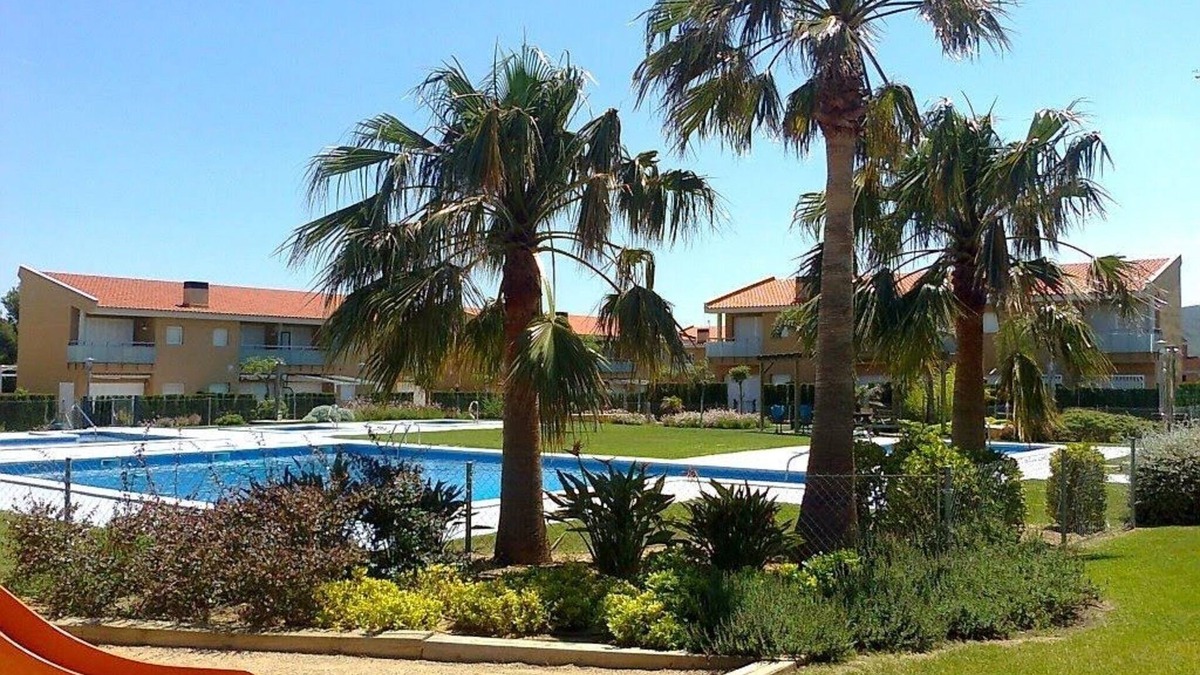 Miami Platja House | Miami Playa: New house with a communal pool and jacuzzi, close to the beach