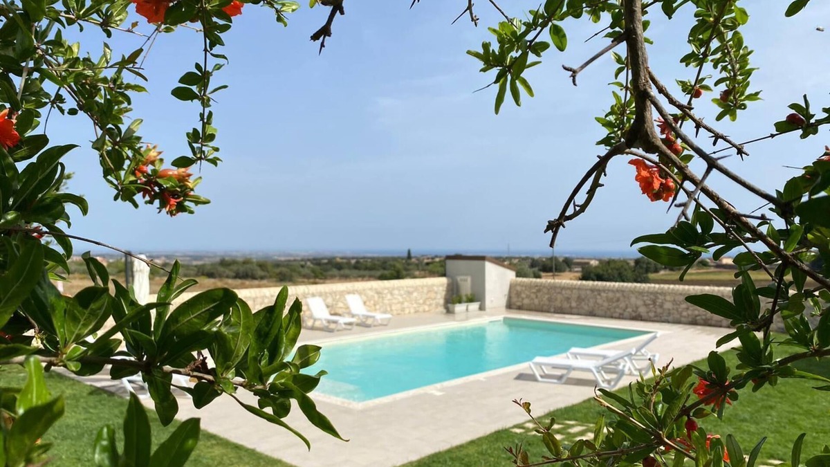 Rosolini House | Miccio - Independent apartment in a period farmhouse with swimming pool