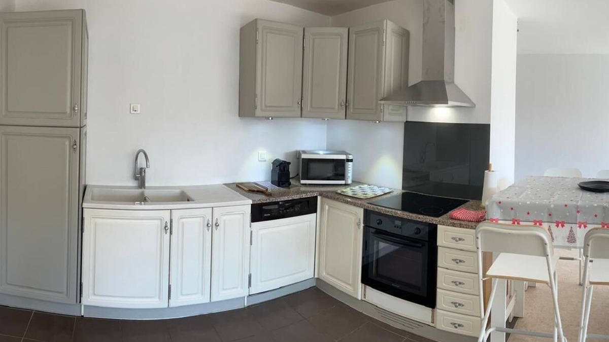 Up 1.5 Saint-Ferreol Apartment | MICROPOLIS 500 METRES AWAY, JUST A 5-MINUTE WALK
